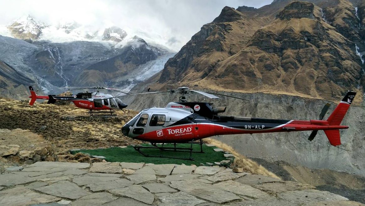 הפניקס חילצה מטיילת שלקתה במחלת גבהים ממעבר הרים בנפאל