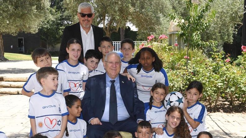 נשיא המדינה אירח את ילדי מגדל לאחר ביטול המשחק עם נבחרת ארגנטינה