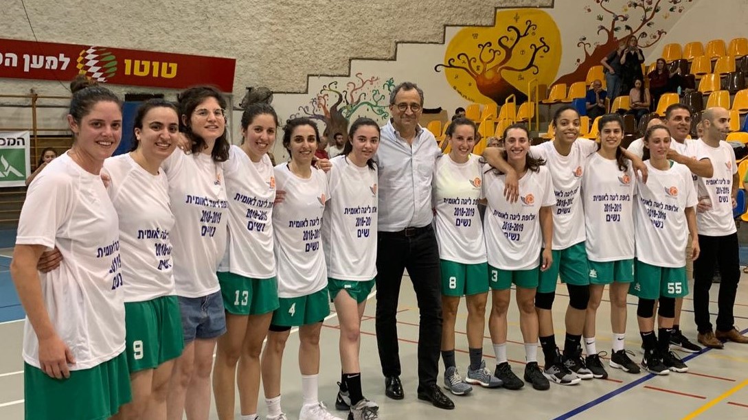 מכבי חיפה נשים, בהנהגת יו"ר איאון ישראל אילן בק, העפילה לליגת העל בכדורסל