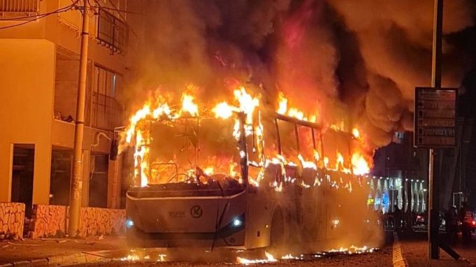 האוטובוס שהוצת בבני ברק: אפיקים מבוטחת באיילון באמצעות רמות