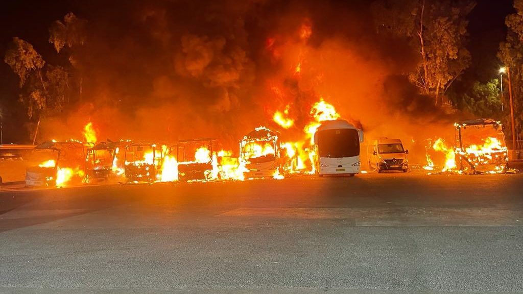 חשד להצתה: 8 אוטובוסים בקריית שמונה נשרפו כליל; הערכה – המבטחת היא כלל ביטוח
