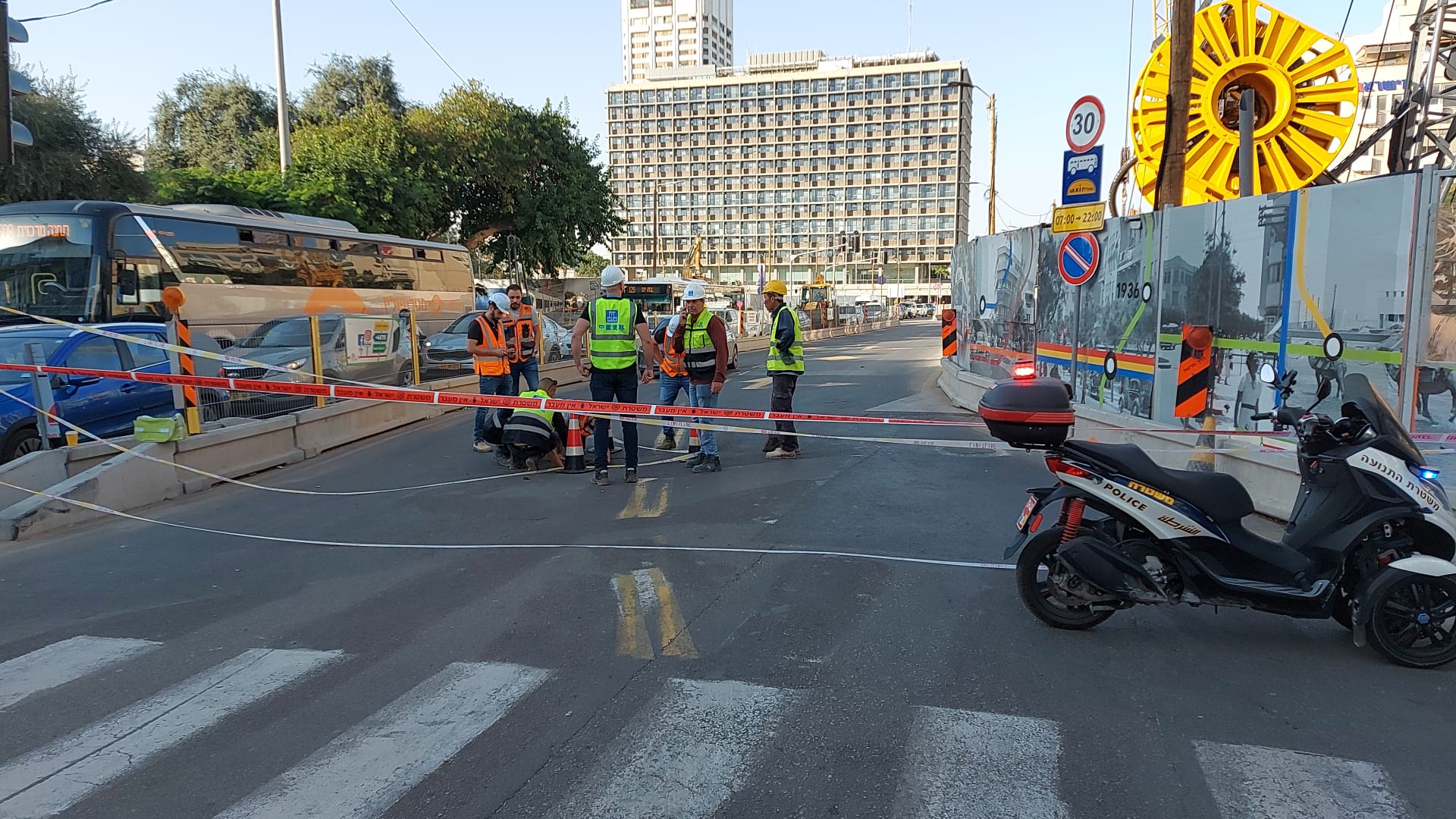 שוב בולען בתל אביב: שני נתיבים נסגרו לתנועה ברחוב אבן גבירול פינת צייטלין