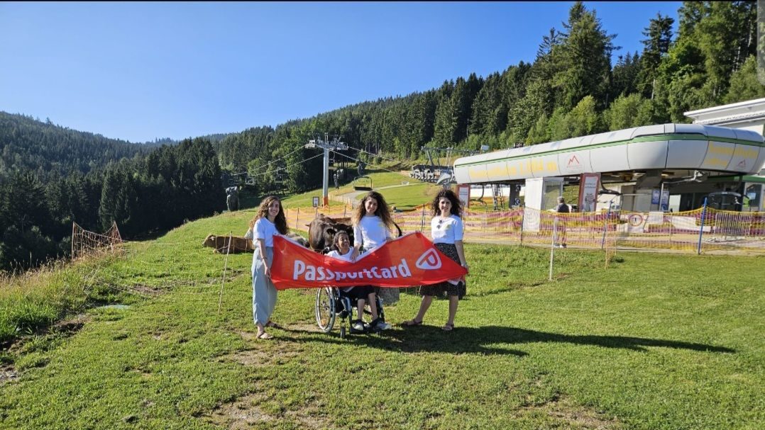 קבוצת הצעירות של עמותת "לפרוש כנף" באוסטריה עם דגל פספורטכארד