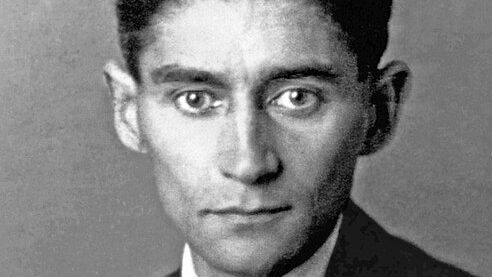מאה שנים למותו של פרנץ קפקא :סוכן הביטוח שהיה לאחד מגדולי הסופרים בתולדות האנושות / איציק סימון